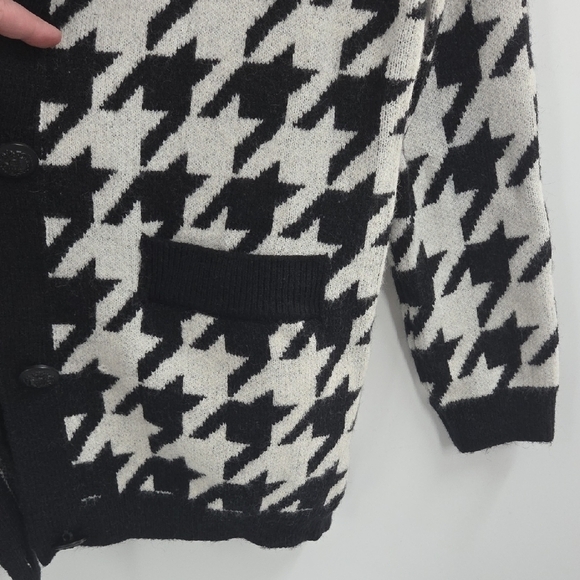 Steve Madden Black and White Houndstooth Cardigan - Picture 8 of 16